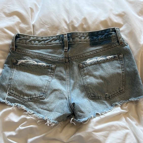 Abercrombie & Fitch Low rise short size 26 light wash - Picture 2 of 2